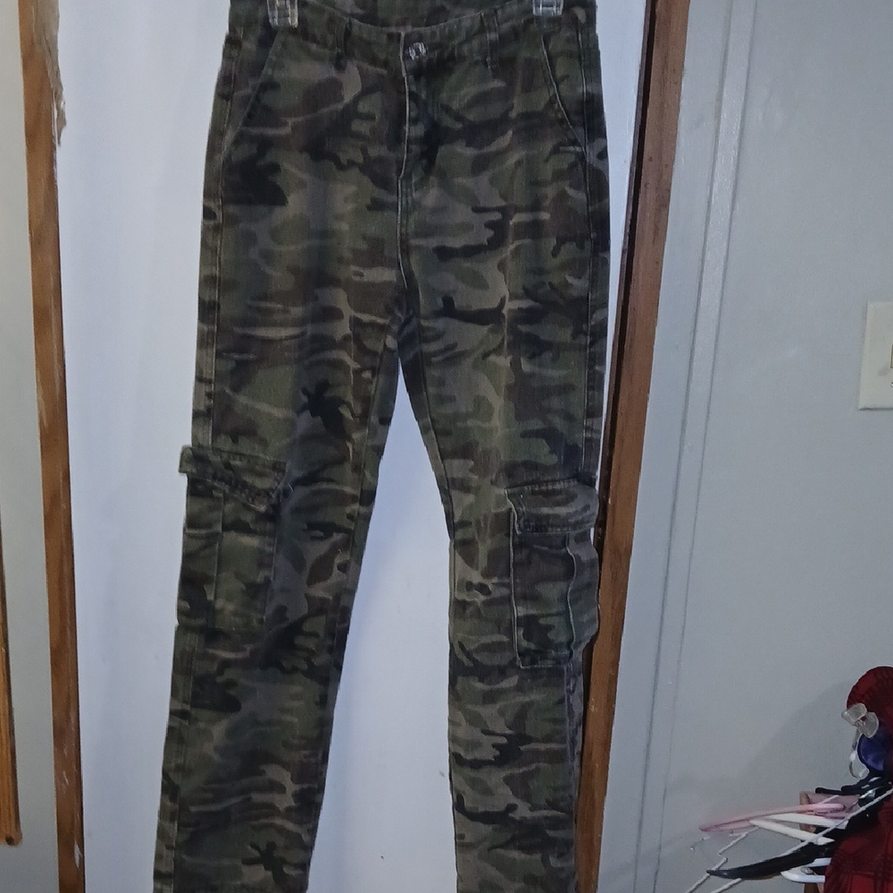 SHEIN Green and Brown Cargo Pants for Outdoor Adventures